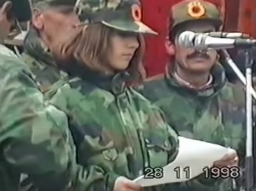 Publikohen pamje të rralla: Fjalimi emocionues i vajzës së Adem Jasharit në vitin1998 para ushtarëve të UÇK-së