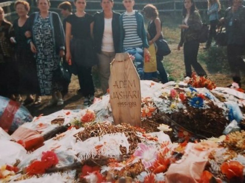 Publikohet foto e rrallë e varrit të Adem Jasharit në vitin 2000