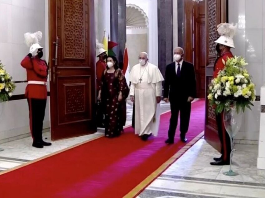 Papa Françesku fillon vizitën historike në Irak