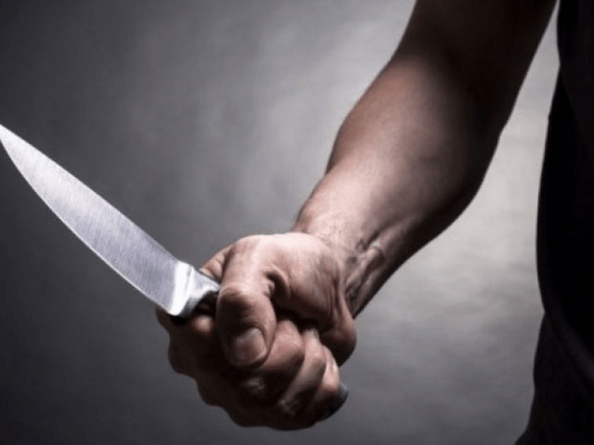 Shqiptari qëllon me thikë fqinjin e tij në Itali
