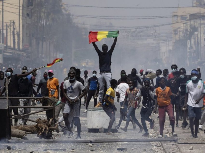 Vritet një adoleshent në protestat kundër arrestimit të liderit opozitar në Senegal