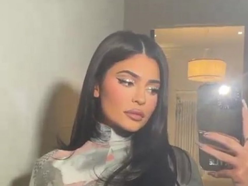 Kylie Jenner tregon linjat në veshjen e ngushtë