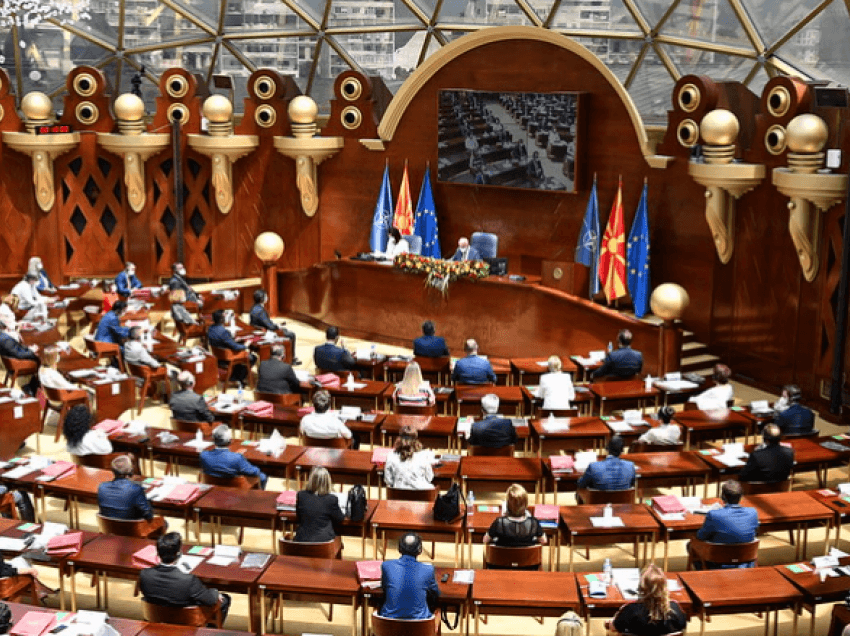 Tre deputetë të shumicës pozitiv me COVID-19, Kuvendi i Maqedonisë pa kuorum