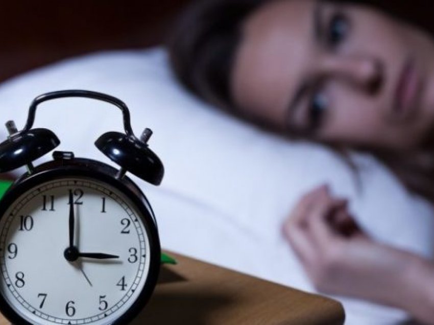 Si të flini përsëri gjumë pasi zgjoheni në mes të natës?