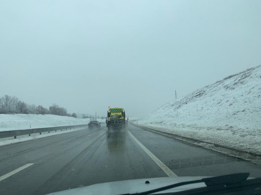 MI: Rrugët janë të kalueshme, pavarësisht borës