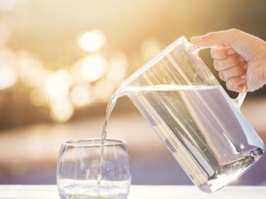 Çfarë i ndodh trupit tuaj nëse nuk pini mjaftueshëm ujë?