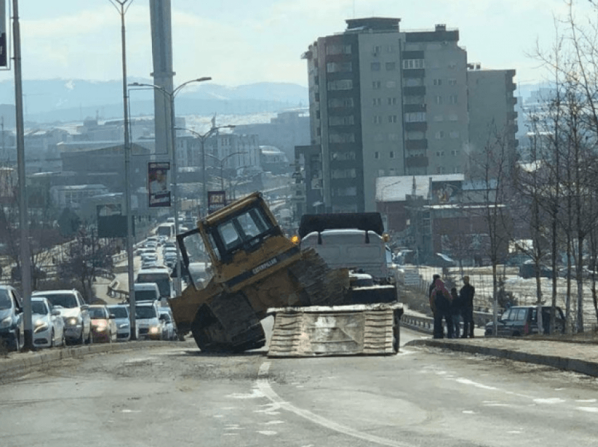 Bllokohet rruga në Prishtinë: Ekskavatori bie nga kamioni transportues