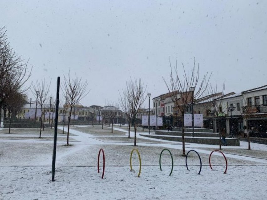 Rikthehen reshjet e borës në Korçë, Dardha kalohet vetëm me zinxhirë, dëborë dhe në Voskopojë