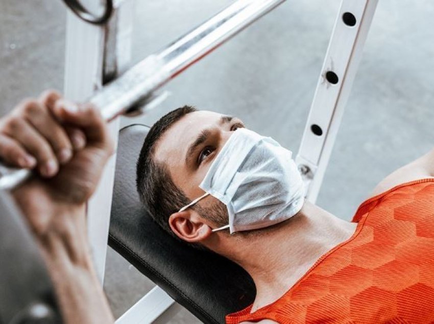 Çfarë rreziku shëndetësor ju kanoset po të mbani maskën gjatë palestrës