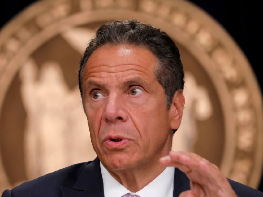 Guvernatorit të Nju Jorkut i bëhet thirrje për dorëheqje
