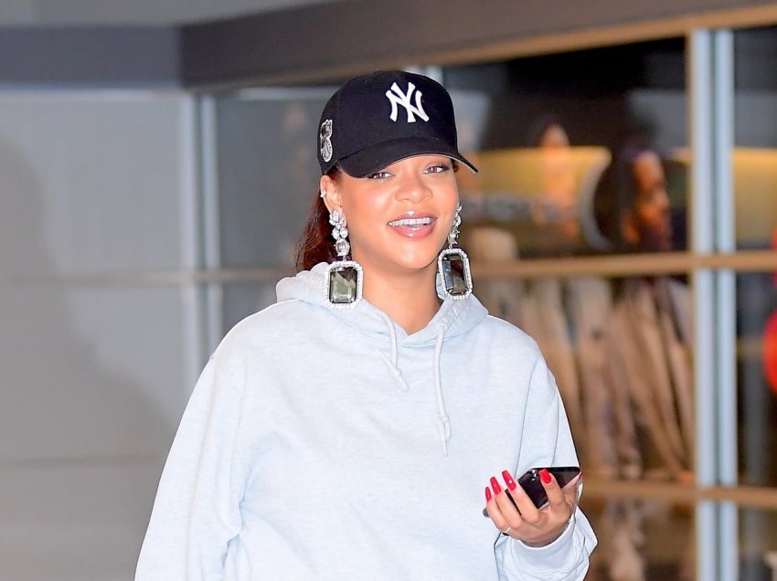 Rihanna po na frymëzon të veshim taka të larta me veshje sportive