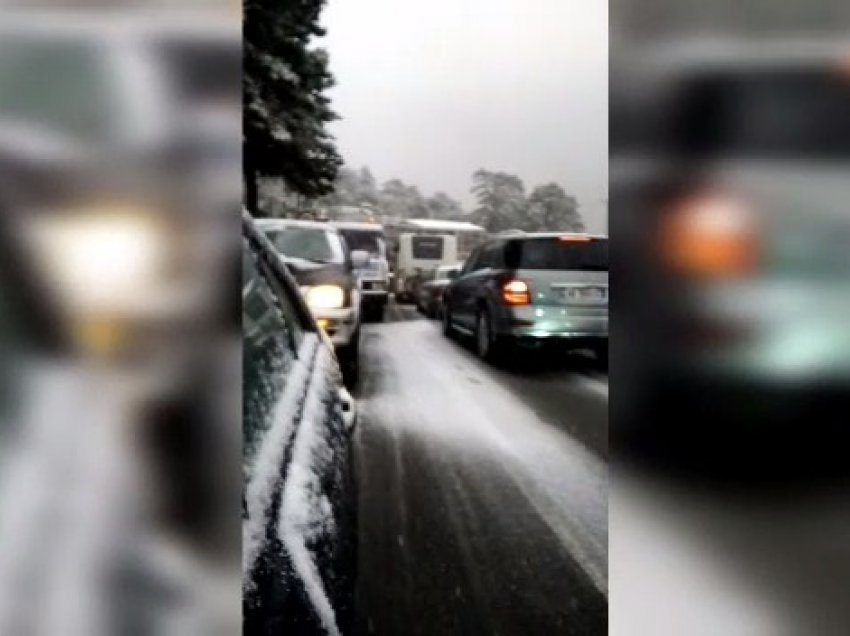 Makina del nga rruga për shkak të dëborës, bllokohet qarkullimi në Llogara