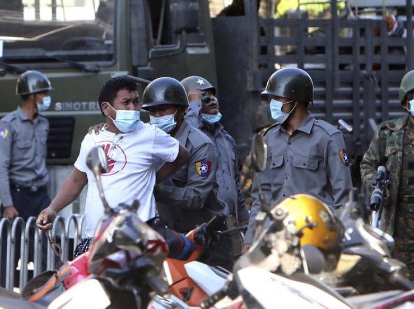 38 të vdekur në protestat e Birmanisë, digjen disa fabrika