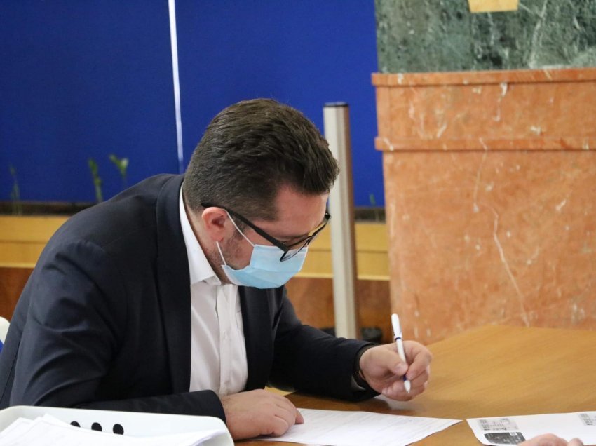 Mustafa nënshkruhet si deputet: Do të vazhdoj të punoj me dinjitet e nder