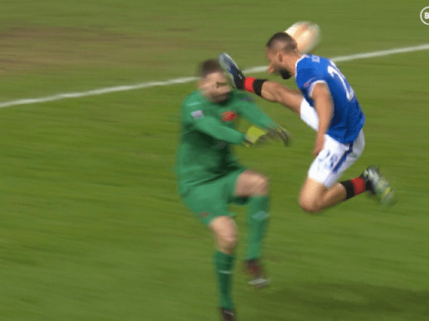 Futbollisti i Rangers u përjashtua me karton të kuq për këtë ndërhyrje brutale