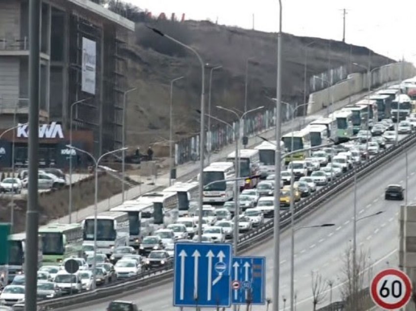 “Bllokuan” Prishtinën, transportuesit: Alarm i fundit për qeverinë, kërkojmë 6.5 milionë euro