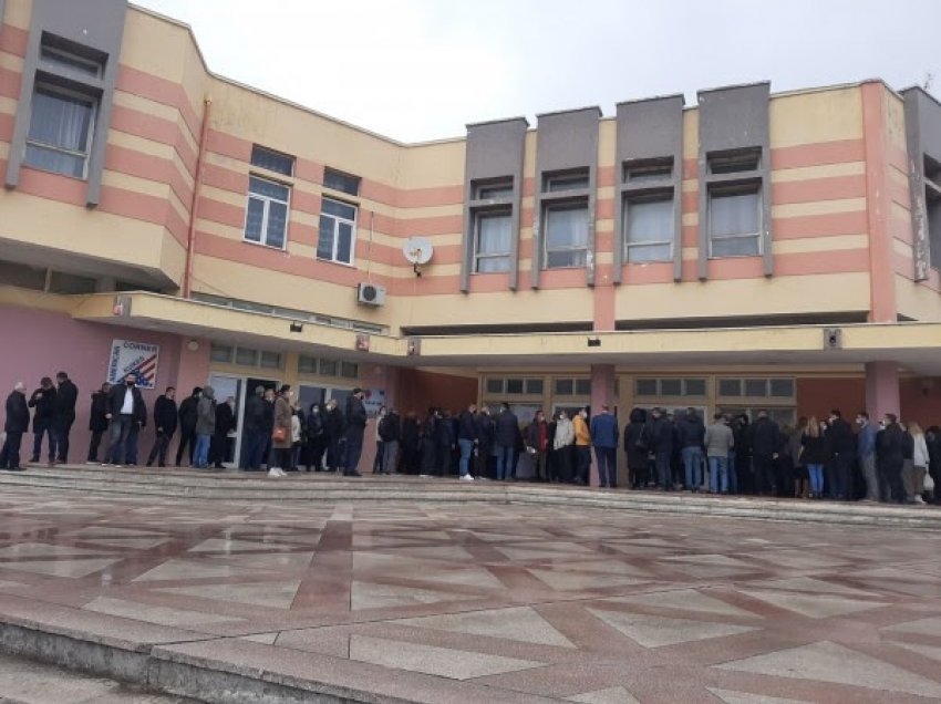 ​Mjekët nga Kosova mbërrin në Kukës për ta marrë vaksinën anti-Covid