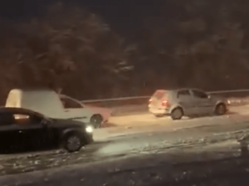 Bora në magjistralen Prizren-Gjakovë krijon kolona, MI-ja thotë se rrugët janë të pastruara