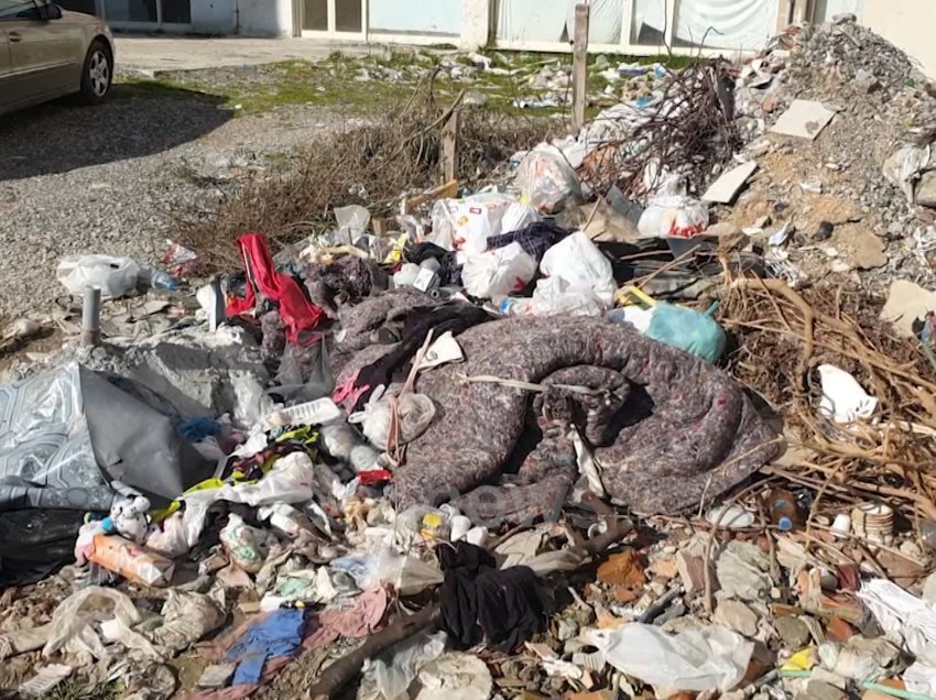 Mbeturinat dhe mungesa e infrastrukturës shqetësojnë qytetarët në Durrës, punimet në lagjen 17 të lëna në mes nga Bashkia