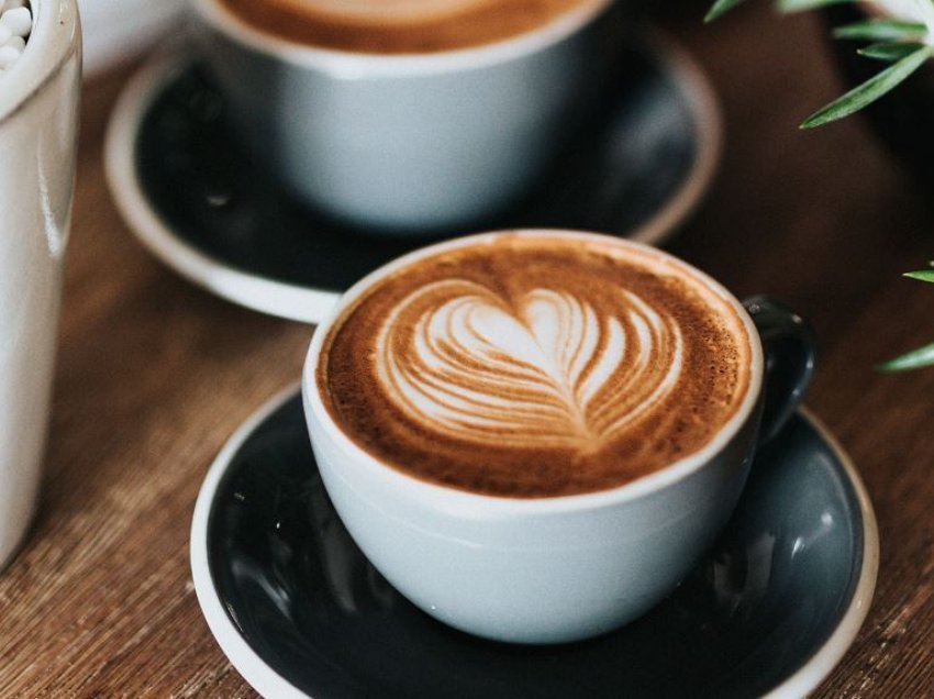 5 arsye pse kafeja në mëngjes mund të jetë më e mirë se çaji