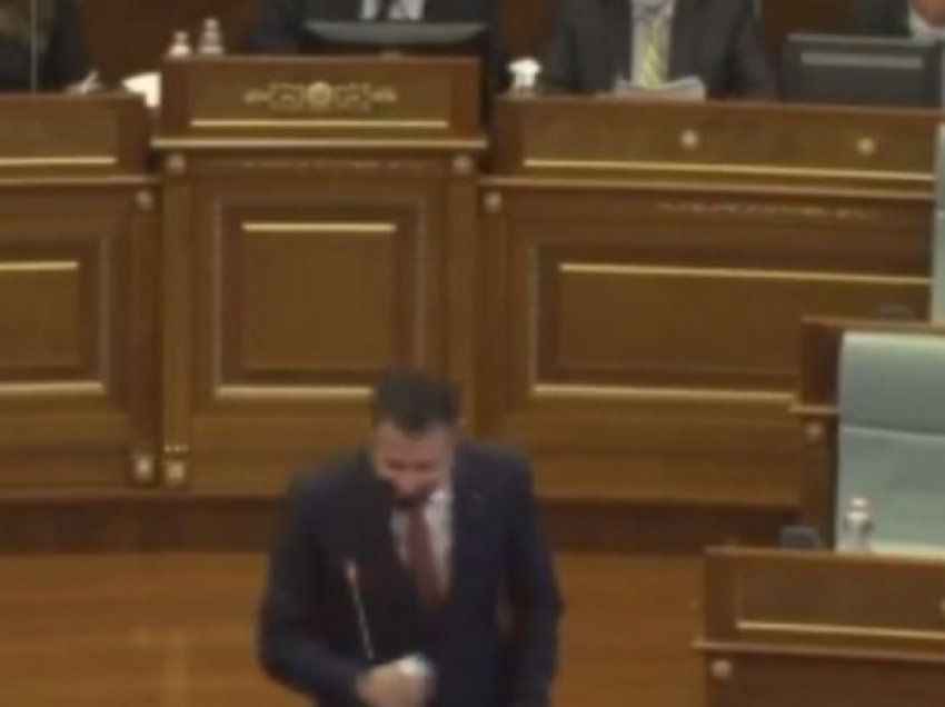 Kuvendi gazmor: Deputetët shpërthejnë në të qeshura pas kësaj fjalie të Krasniqit