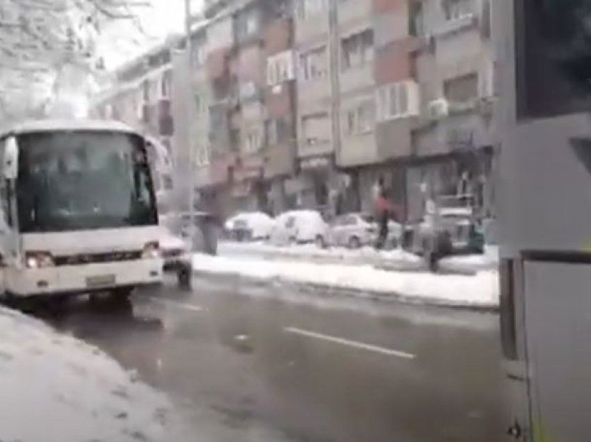 Transportuesit vazhdojnë protestën duke i rënë borisë