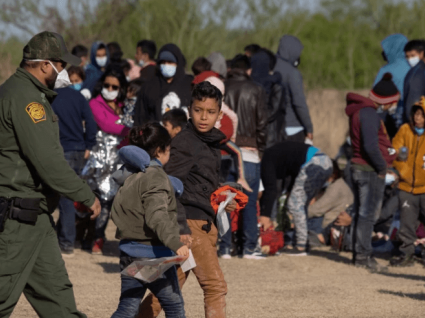 Presidenti Biden përqëndrohet në strehimin e fëmijëve emigrantë në kufi