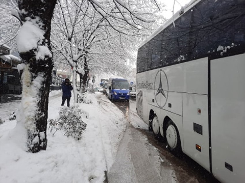 Associated Press raporton për borën e madhe që mbuloi Kosovën në fillim të pranverës