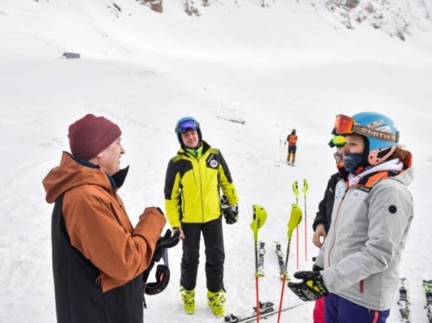 Hoti uron Kryeziun për medaljen e argjendtë në garën ndërkombëtare të skitarisë: Sukseset e saj po bëjnë histori