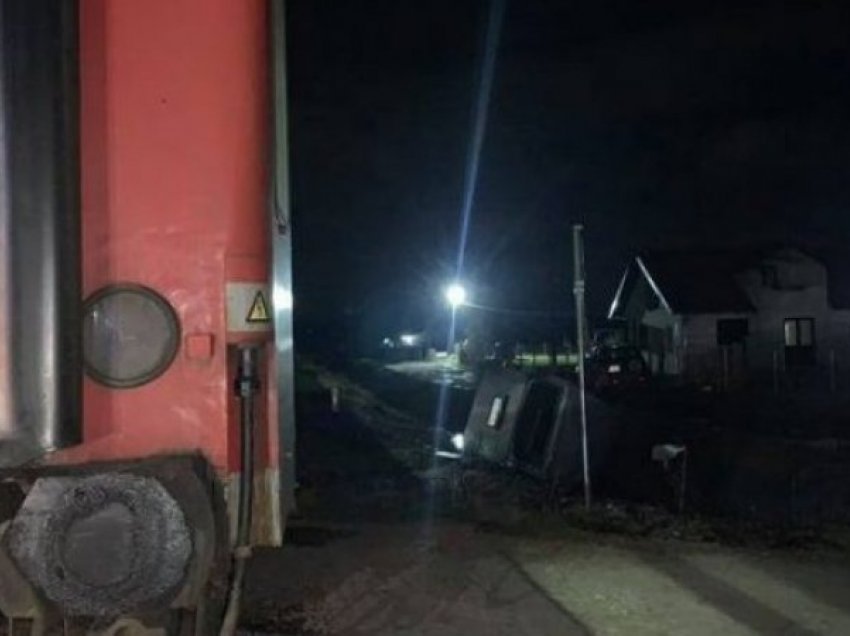 Tre të lënduar nga aksidenti mes trenit dhe furgonit në Klinë