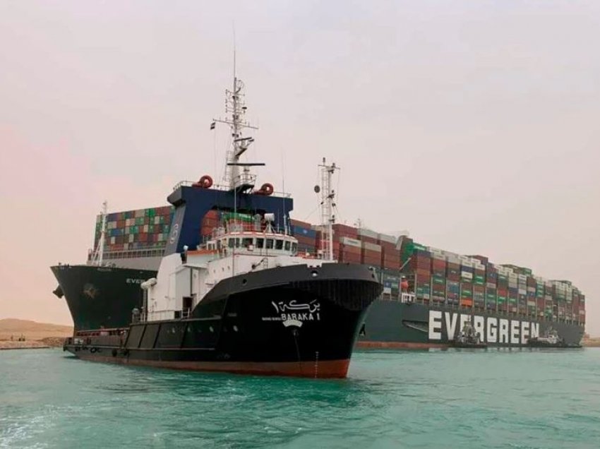 Kanali i Suezit drejt zhbllokimit, zhvendoset anija gjigante