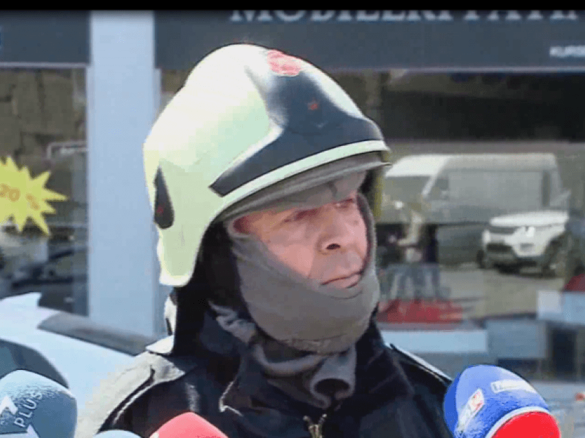 Komandanti i repartit të zjarrfikëseve flet për zjarrin tek qendra tregtare: Asnjë gjurmë nga 33-vjeçari