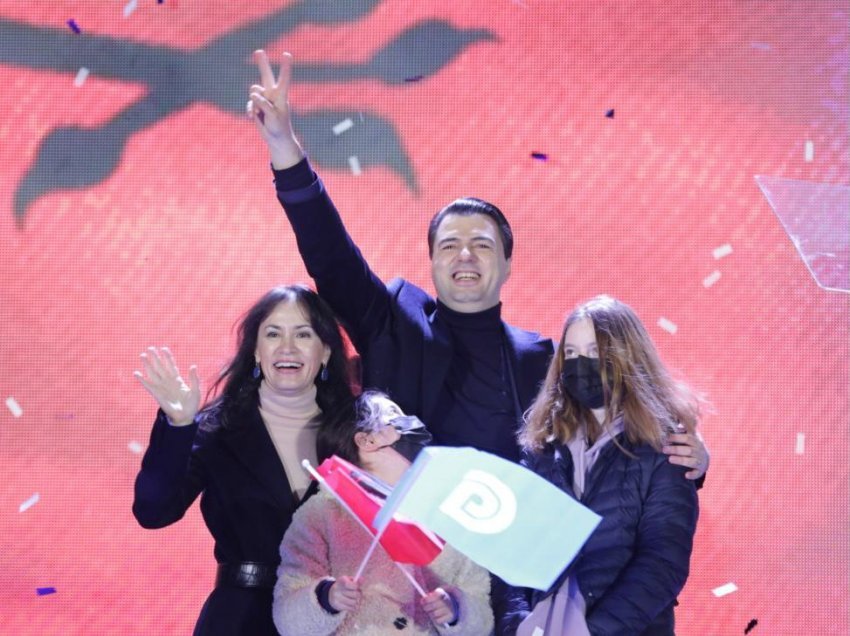 Foto emocionuese/ Momenti kur familja e Bashës ngjitet në podium, dy vajzat përqafojnë të atin