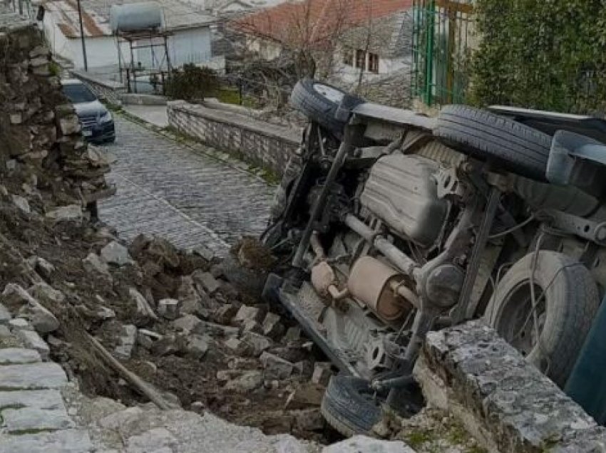 Shembet rruga me kalldrëm në lagjen Palorto në Gjirokastër, përmbyset makina e tonazhit të rëndë