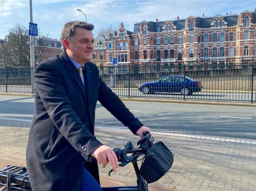 Ambasadori i Kosovës lëvizë me biçikletë në vendin ku shërben
