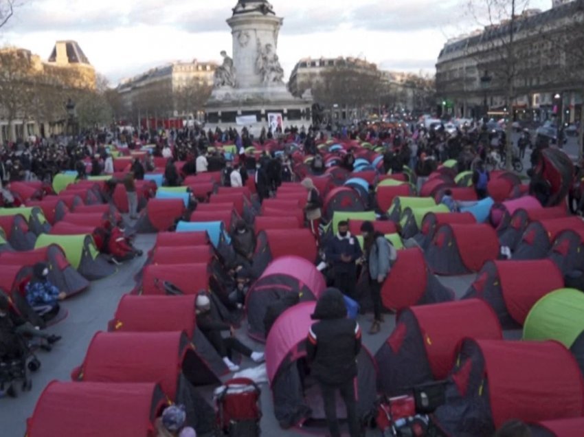 Paris/ Emigrantët në protestë