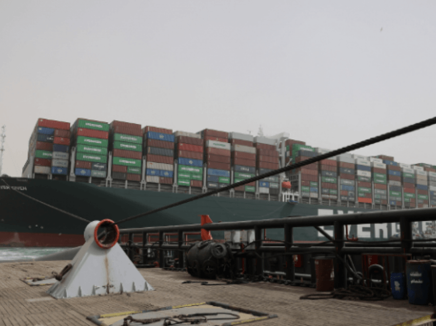 Anija e bllokuar në Kanalin e Suezit e bën një lëvizje të lehtë pesë ditë pas bllokimit