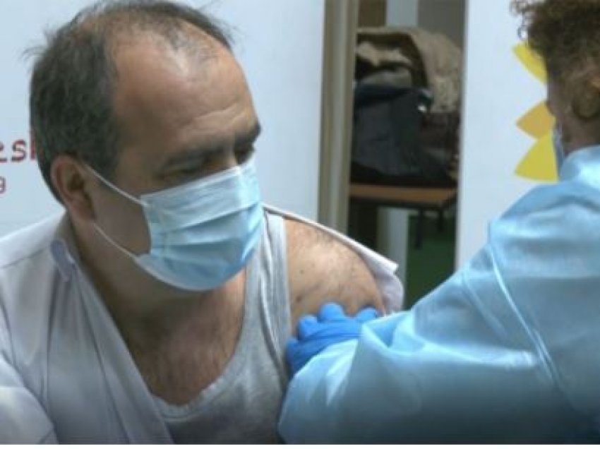 Edhe 208 mjekë dhe infermierë të Kosovës vaksinohen në Kukës 