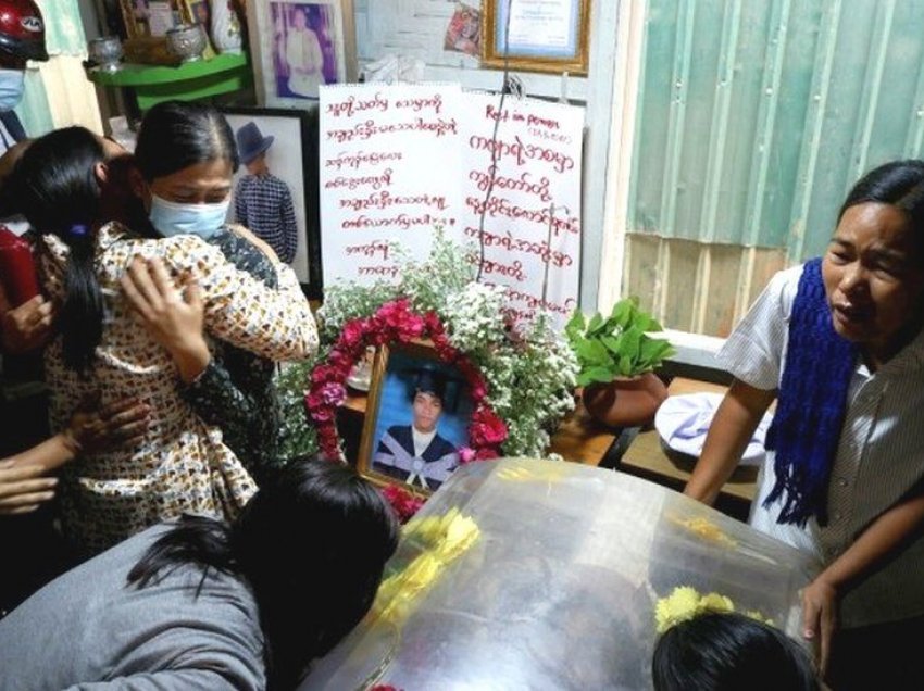 Grusht shteti në Mianmar: Gjeneralët festuan mes zemërimit