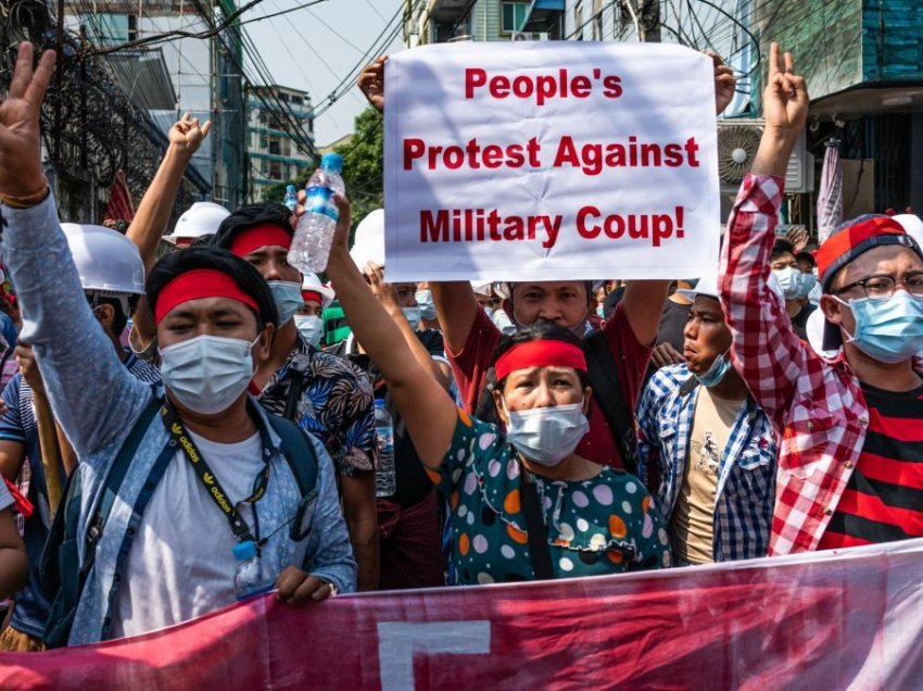 Dhuna e juntës nuk ndalet në Mianmar, por as protestat