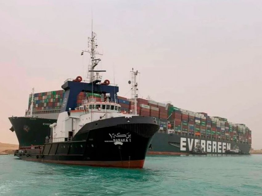 Lirohet pjesërisht anija e bllokuar në Kanalin e Suezit