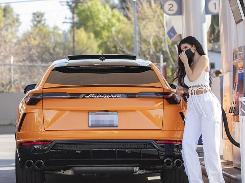 Kylie Jenner ndalon në një pompë të benzinës dhe mbush me karburant makinën e saj luksoze të markës Lamborghini Urus
