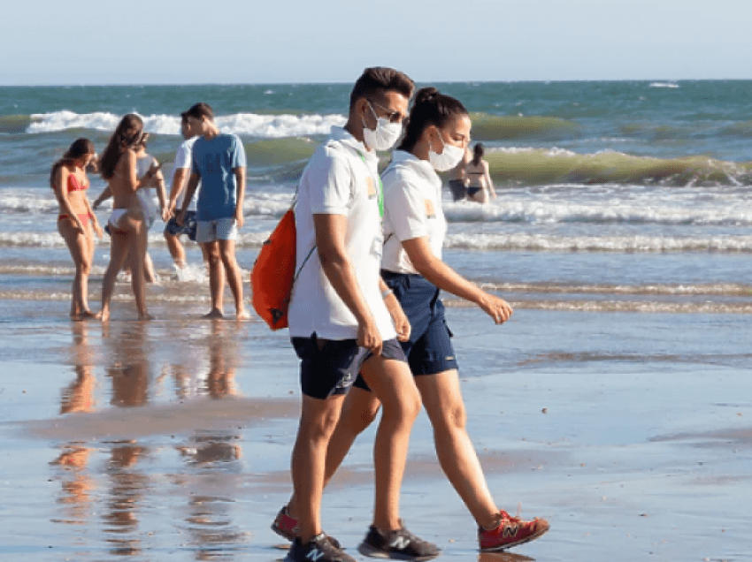 Masa të reja në Spanjë – mbajtja e maskave në plazh dhe në pishinë