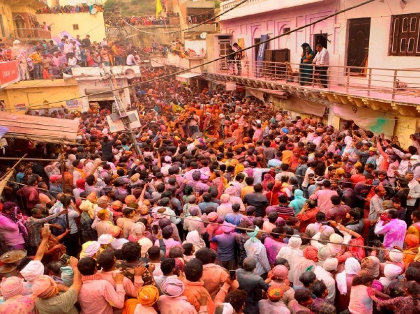 Indianët grumbullohen për “Festivalin e ngjyrave”, pavarësisht koronavirusit 