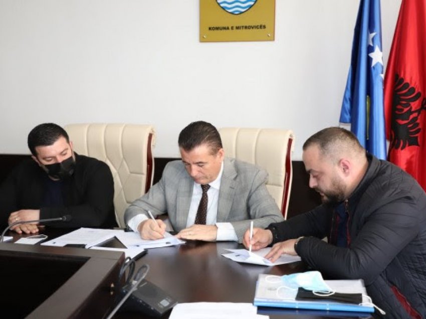 Nënshkruhet kontratat me katër përfaqësues të bizneseve për investime në Parkun Industrial në Mitrovicë
