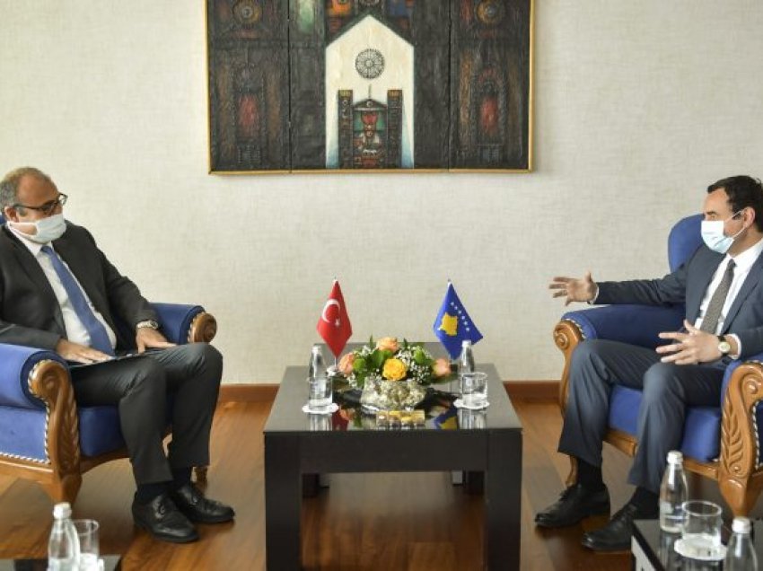 Kurti takohet me ambasadorin turk, konfirmohet mbështetja e Turqisë për Kosovën