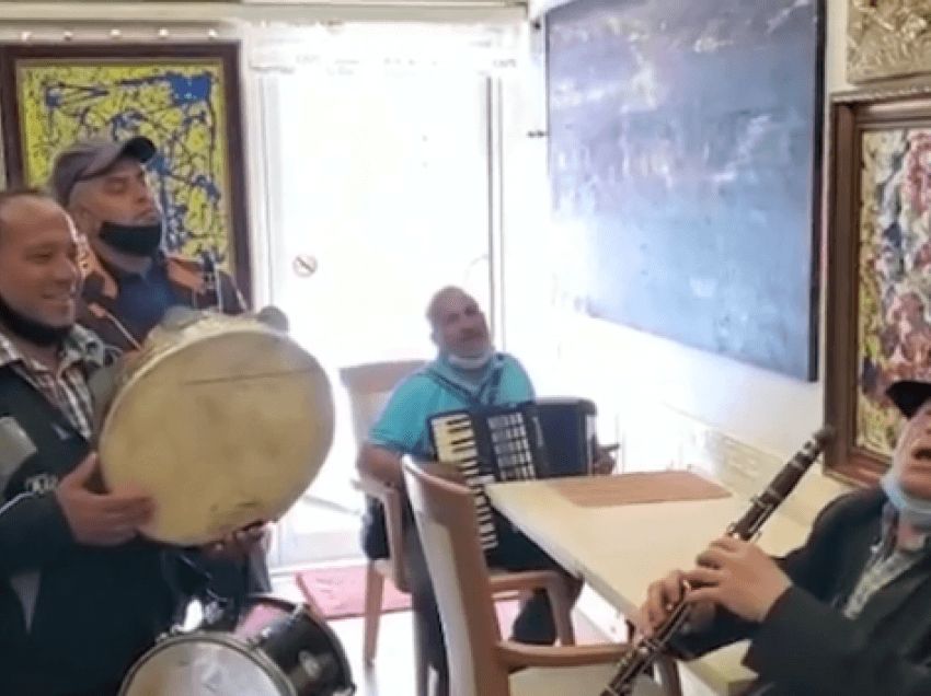 Me dajre dhe klarinetë, muzikantët i bëjnë një surprizë Ramës
