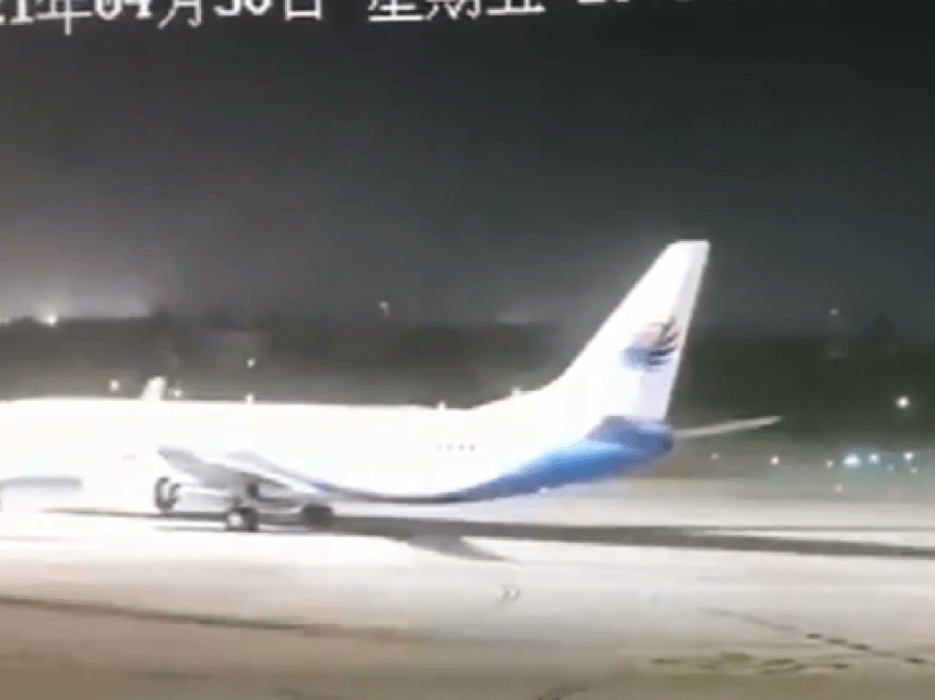 Pamje nga stuhia që la 11 të vdekur në Kinë, era e fuqishme e sjell aeroplanin në vend