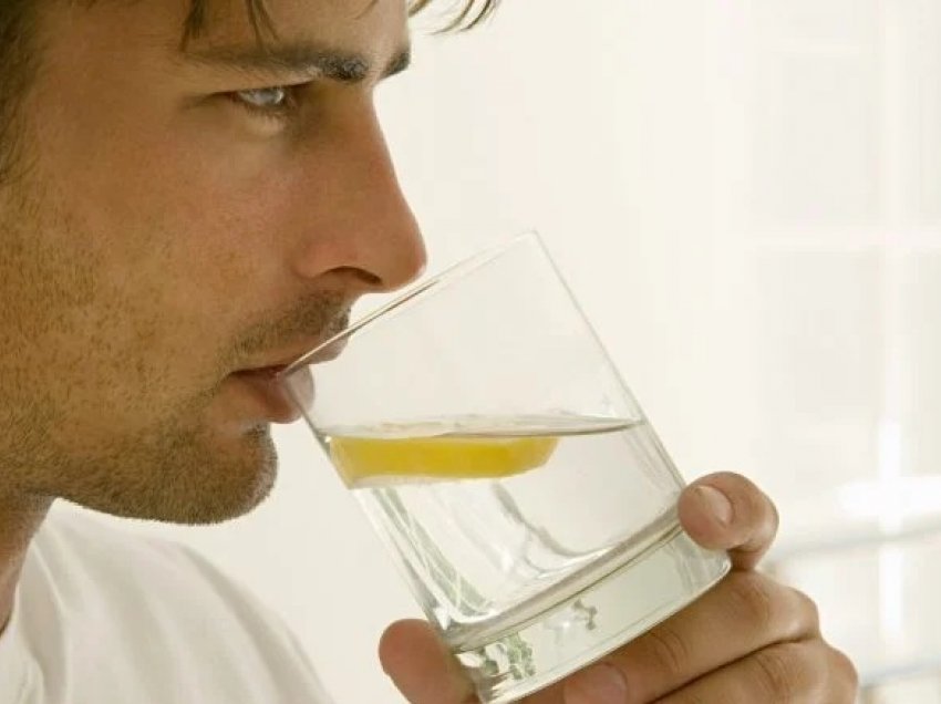Çfarë i ndodhë trupit kur pini ujë me limon çdo mëngjes