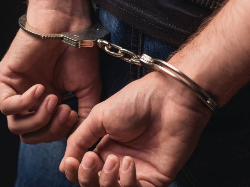 Dogji 3 automjete në qendrën tregtare, arrestohet 26 vjeçari në Lushnje